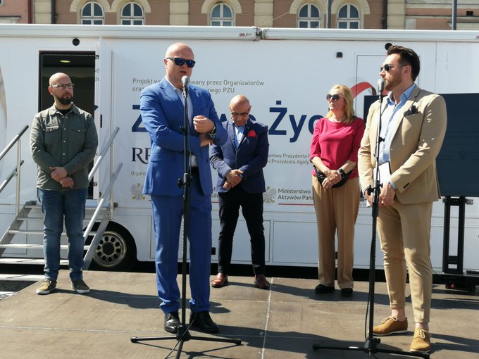 Dyrektor Olsiński przy mikrofonie podczas debaty.