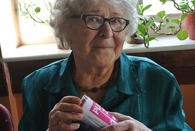 Zdjęcie nr 2 - Seniorka podczas spotkania, trzymająca Pudełko życia
